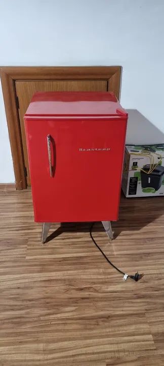 Geladeira retrô vermelha Brastemp 