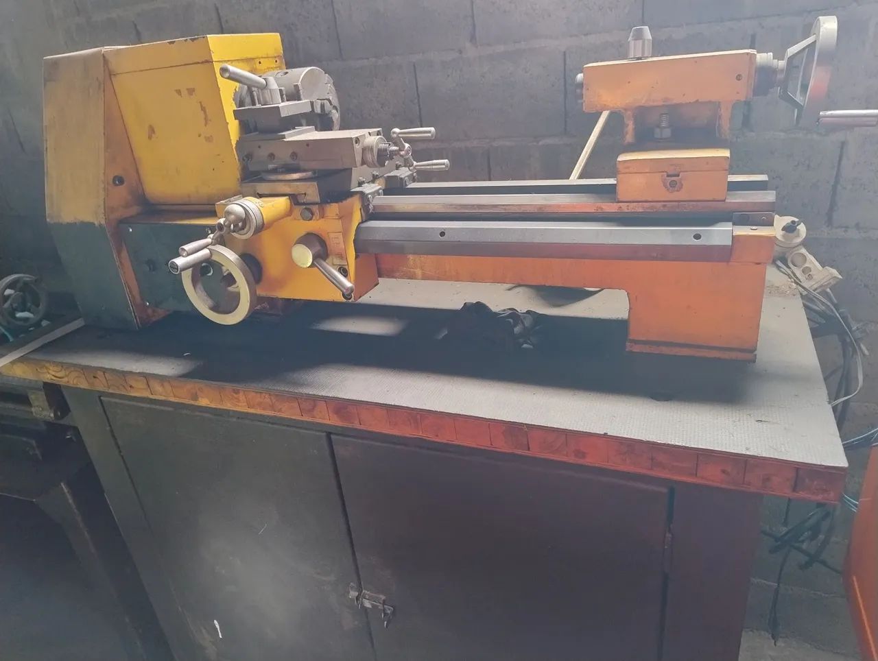 Torno de bancada de precisão