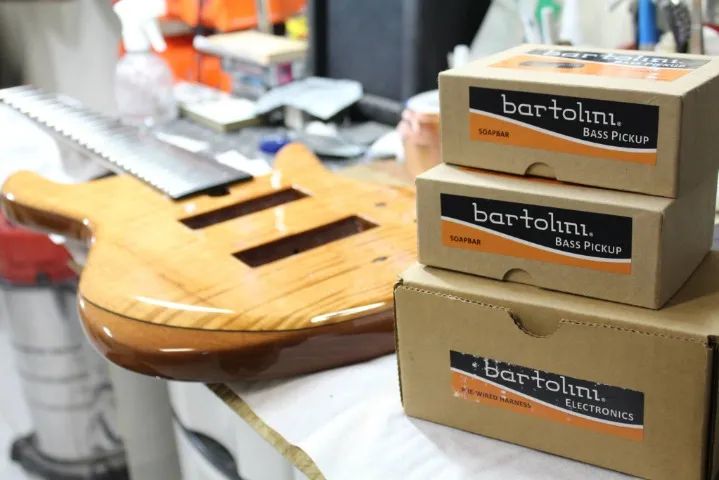 Baixo 5 cordas Lovatto Flamed Cedar Bass - Foto 5