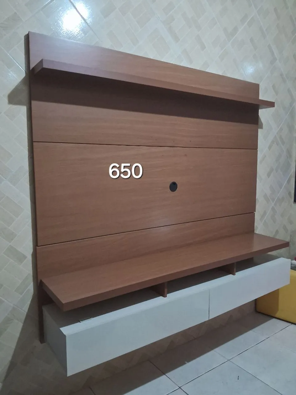 Painel para TV com prateleiras e gaveta