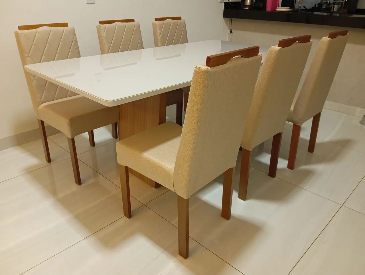 Mesa nova a pronta entrega e com cadeiras de madeira maciça  - Foto 2