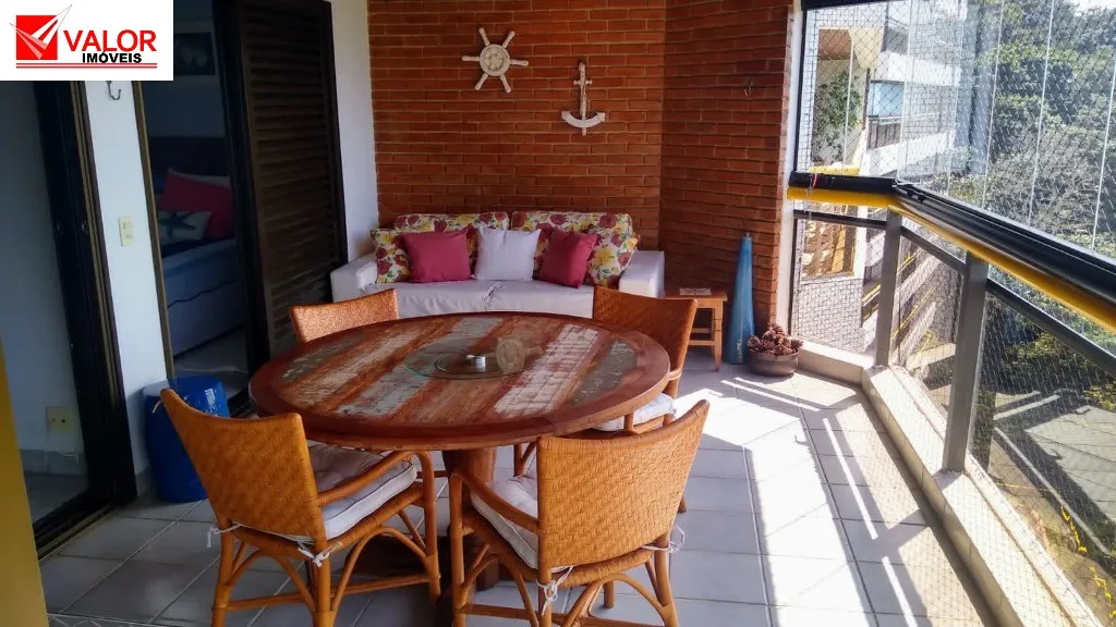 APTO NO GUARUJA - PRAIA ENSEADA/PERNAMBUCO Condomínio com localização única, entre as Prai