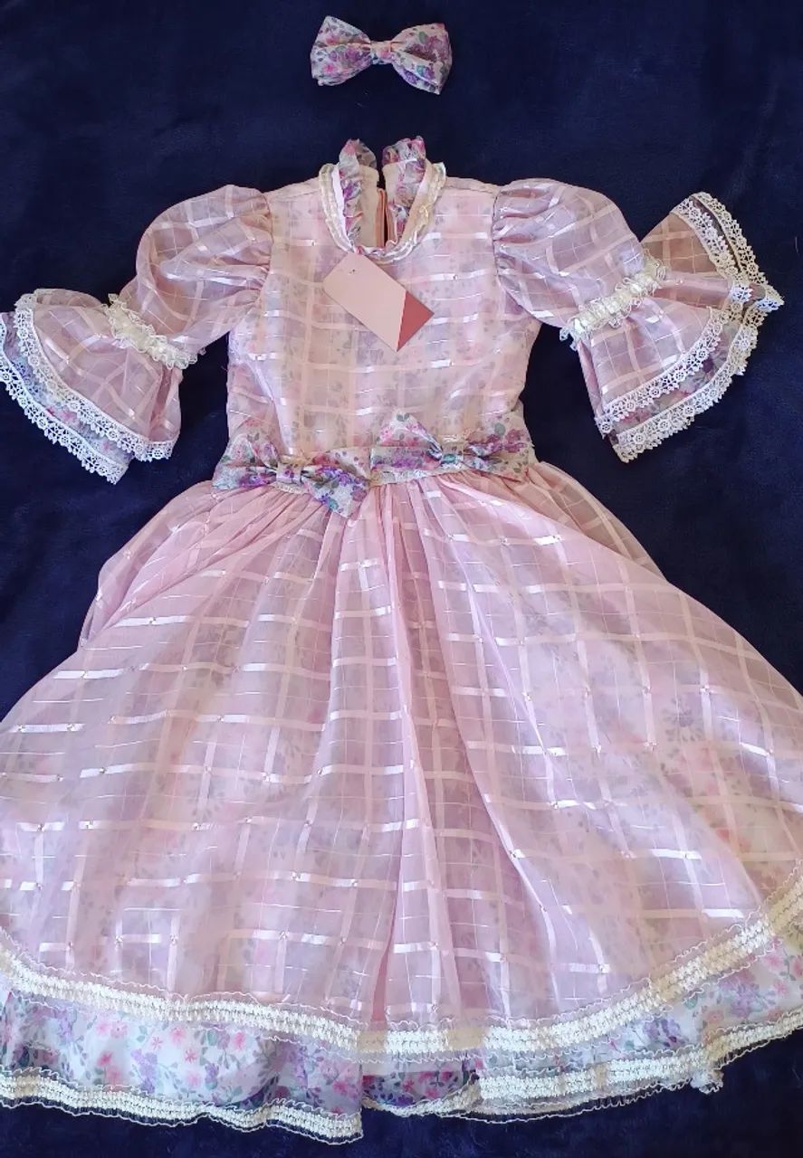 Vestido Infantil para festa de renda rosa com estampa de flores
