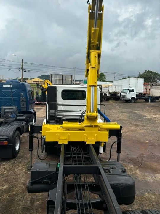 VW17280, 2014, automático, equipado com guindaste marca Hidrall - Foto 3