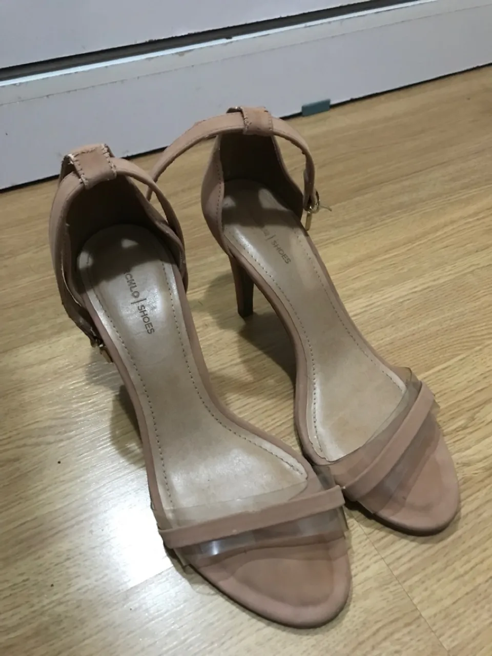 Sandália Salto Fino Nude com Detalhe Transparente