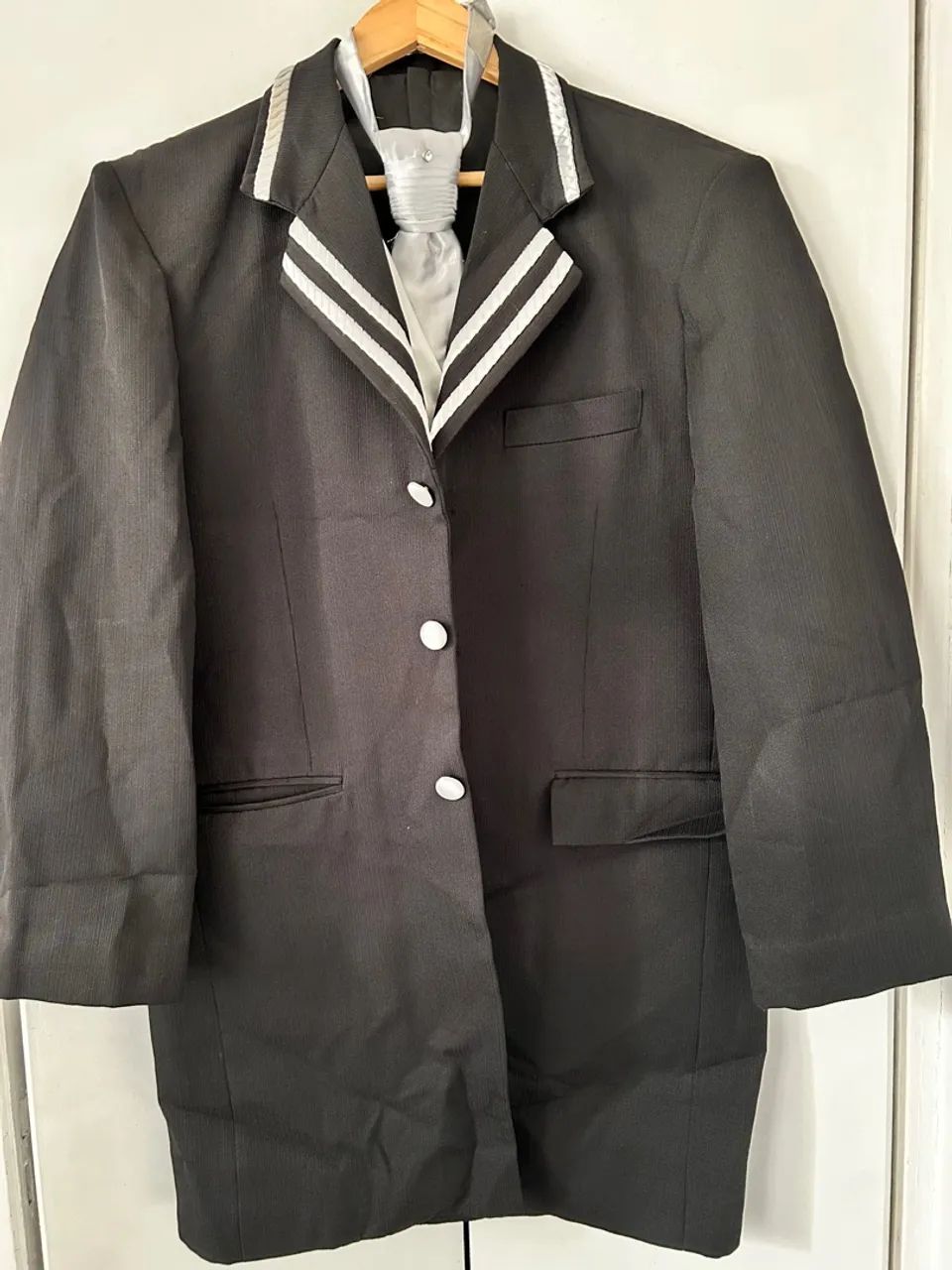 Blazer preto com detalhes brancos