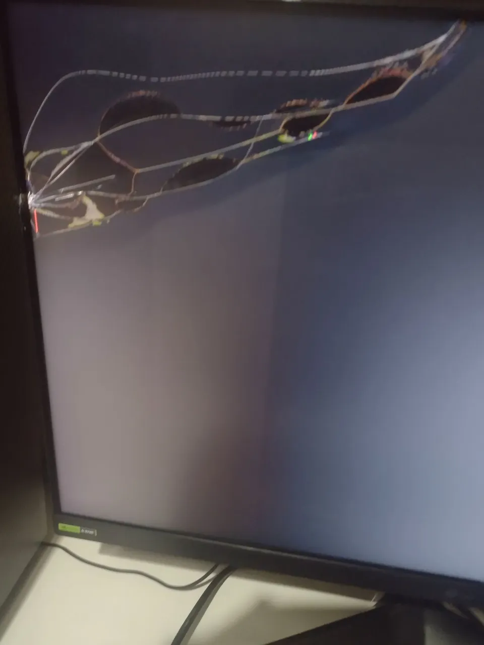Monitor LG UltraGear 24" 180Hz *Tela quebrada*