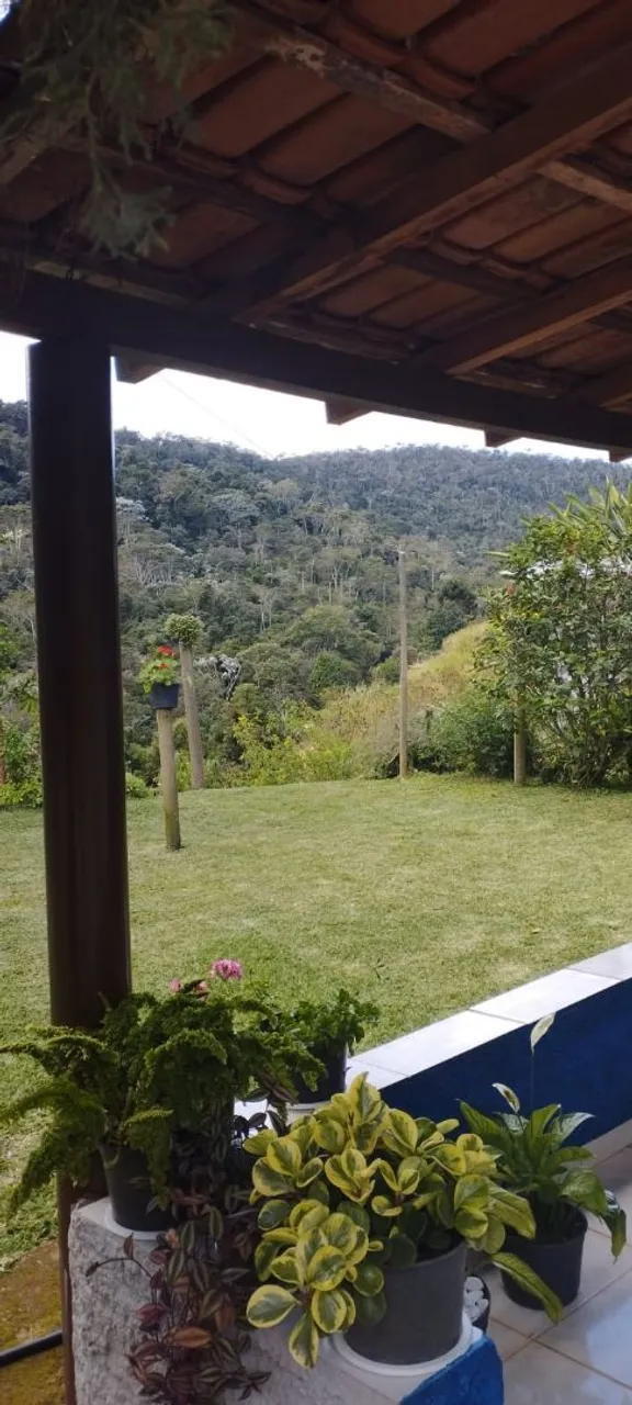 Paraíso na natureza: casa com vista deslumbrante em meio a calmaria das matas.