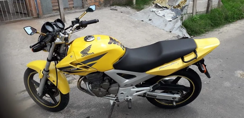Twister 2008 amarela com chave reserva 