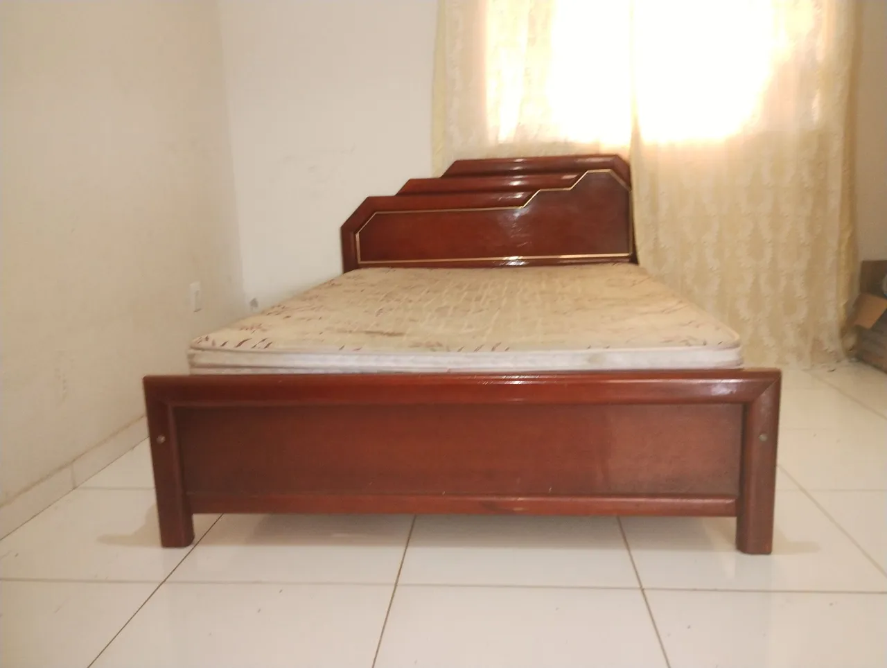 Cama de Madeira com Cabeceira Detalhada