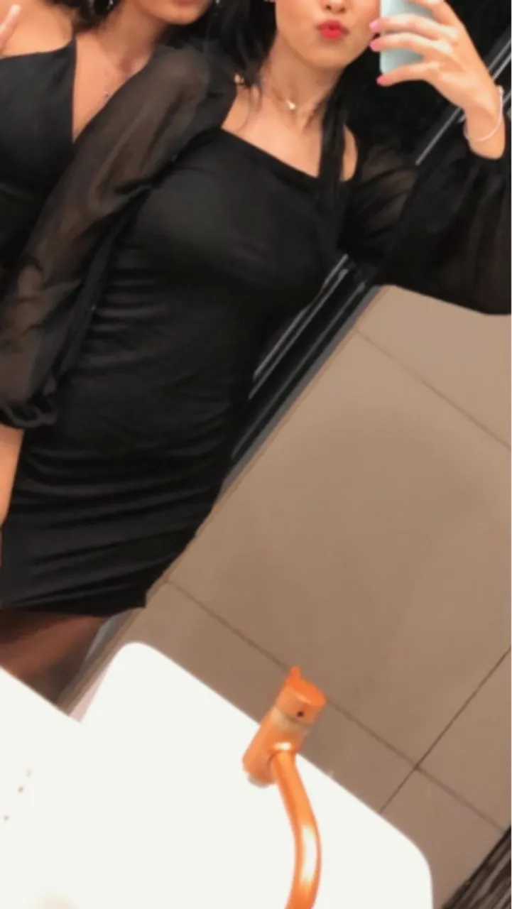 Vestido preto com manga de tule