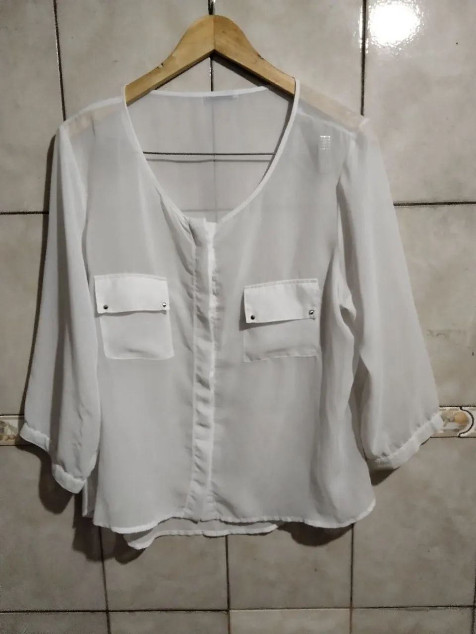 Blusa branca de renda transparente