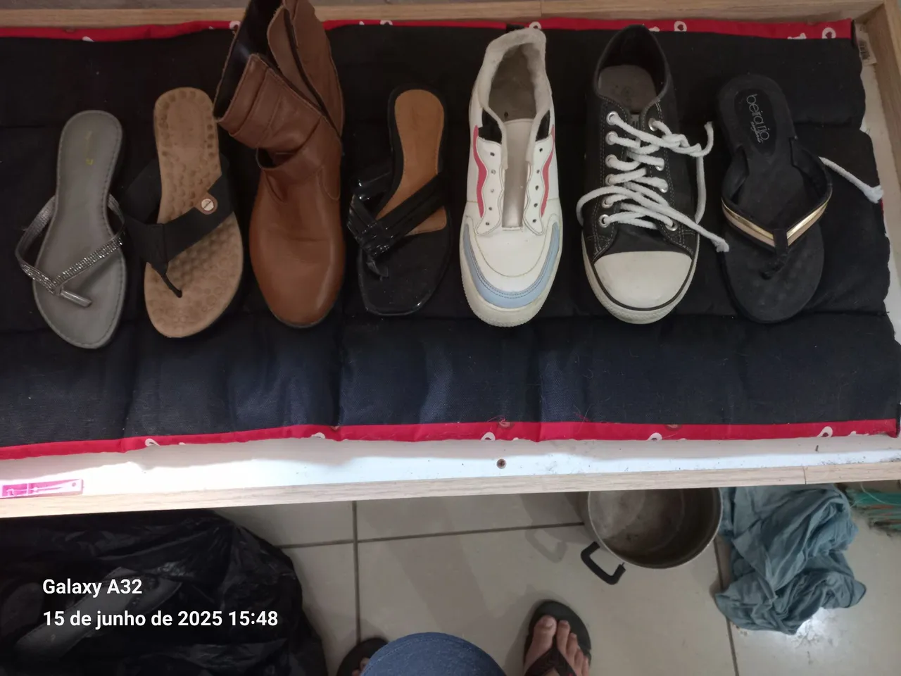 Lote de sapatos e roupas tamanho plus