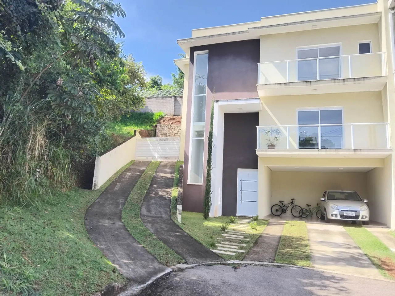 Sobrado no Condomínio Laguna com edicula e piscina