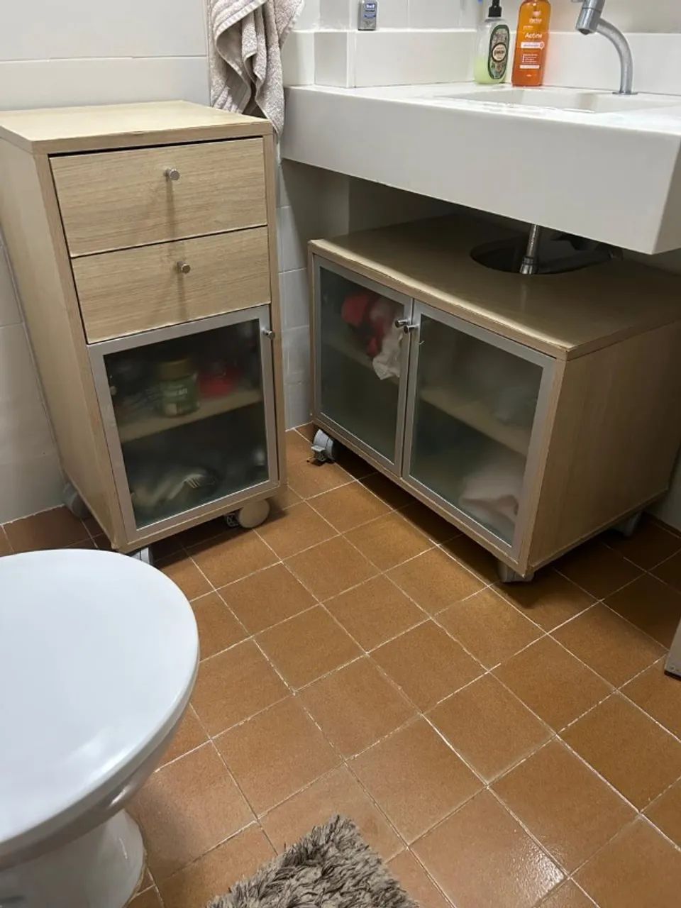Belo conjunto de móveis em MDF para banheiro com rodinhas Tok&Stok