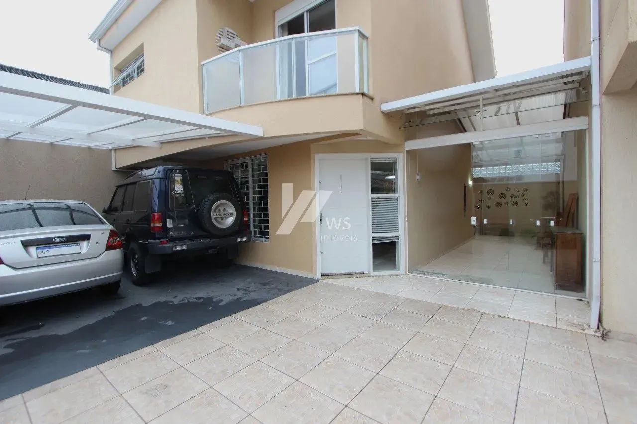 Triplex em condomínio com localização privilegiada