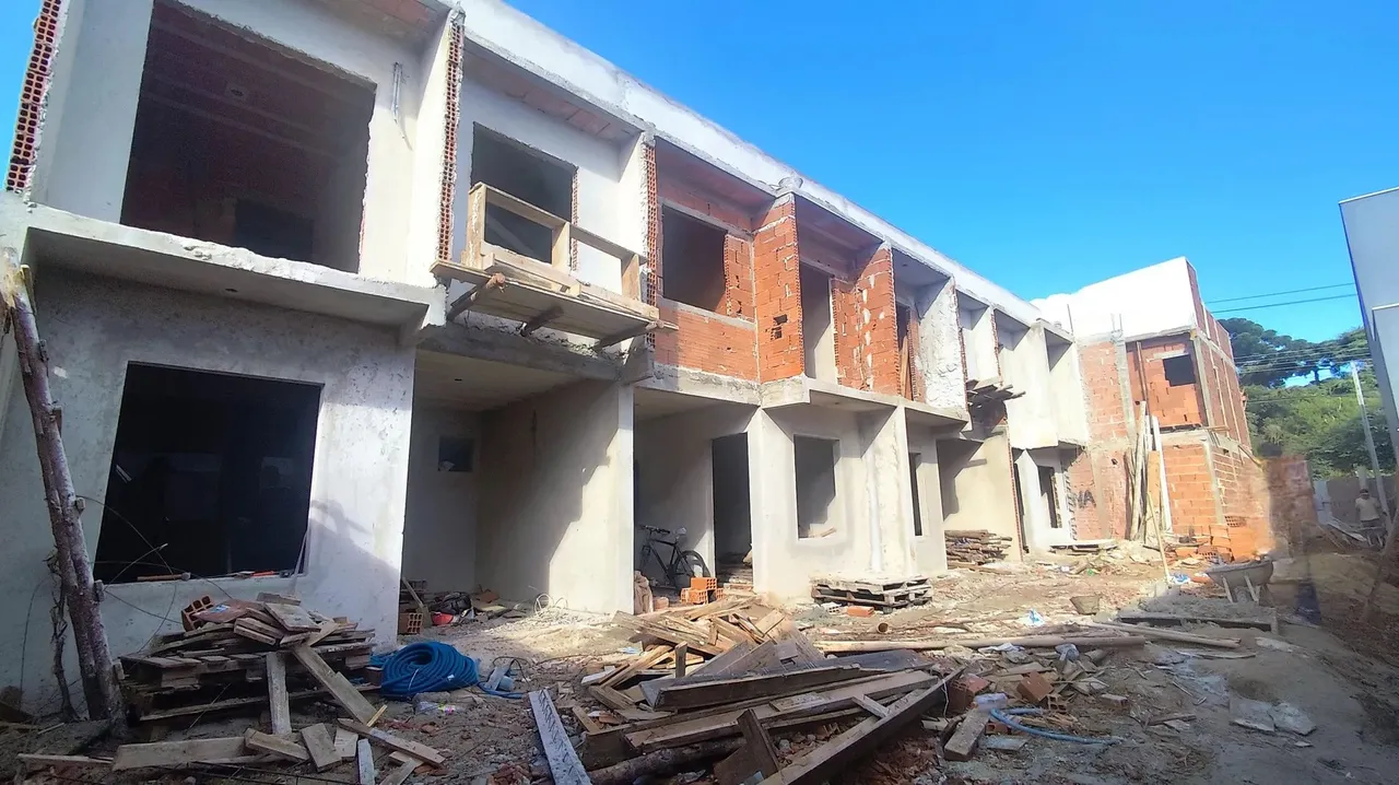 SOBRADOS EM CONDOMÍNIO NO VITÓRIA RÉGIA