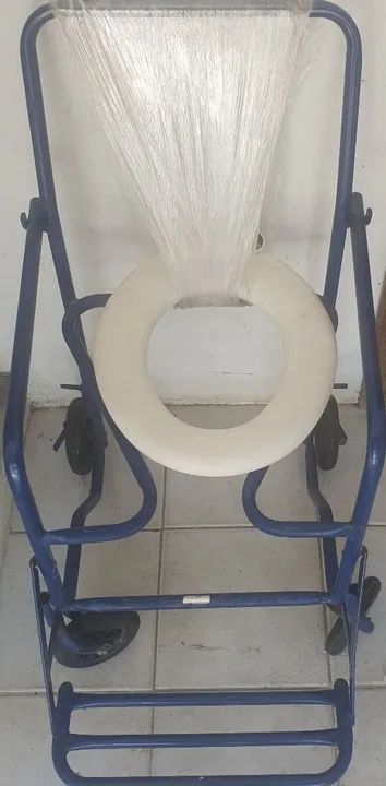 Cadeira de rodas para banho . - Foto 2