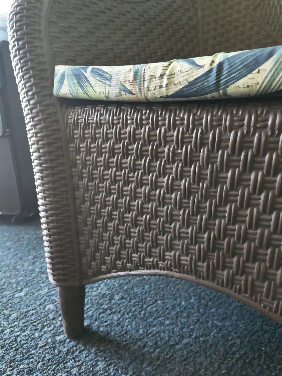Par de Poltronas em Polietileno e mesa de apoio - Foto 4