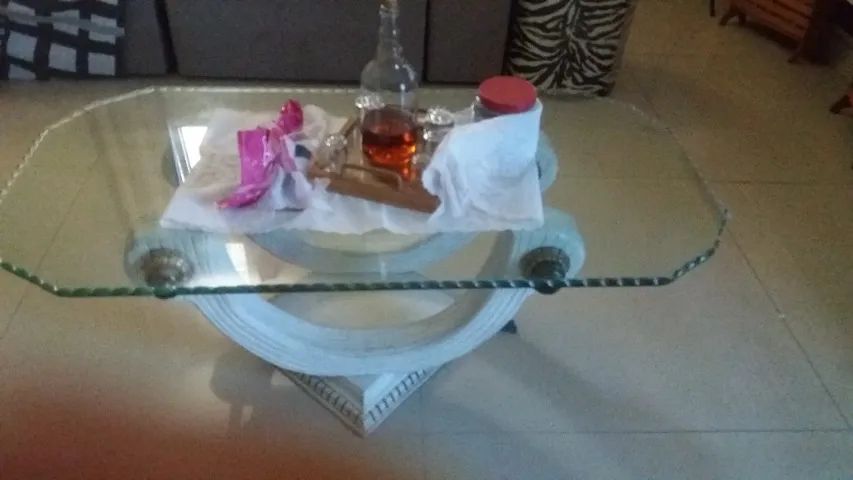 Vendo ou troco aparador e mesinha de sala em  resina  - Foto 2