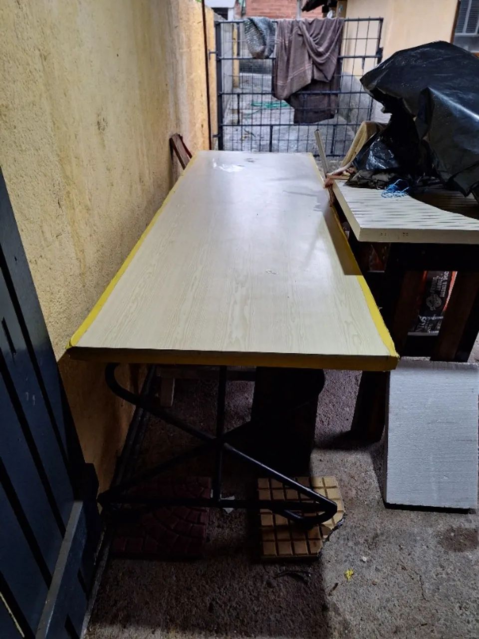 Mesa grande de madeira, pés de suporte em Metalon