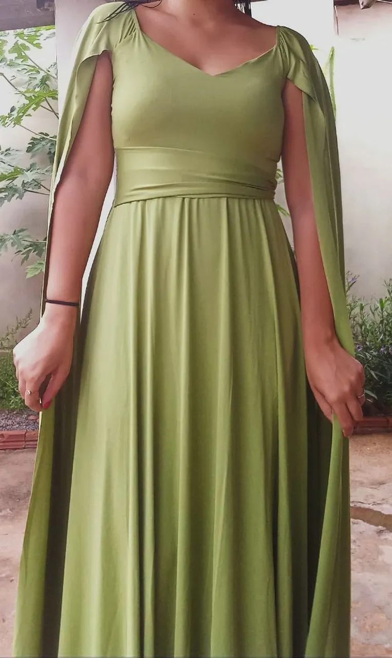 Vestido Longo Verde com Capa Elegante