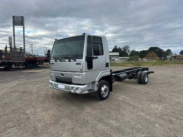 Ford Cargo 816 ano 2013 no chassi doc baú - filé - baixa km apenas 268 mil km