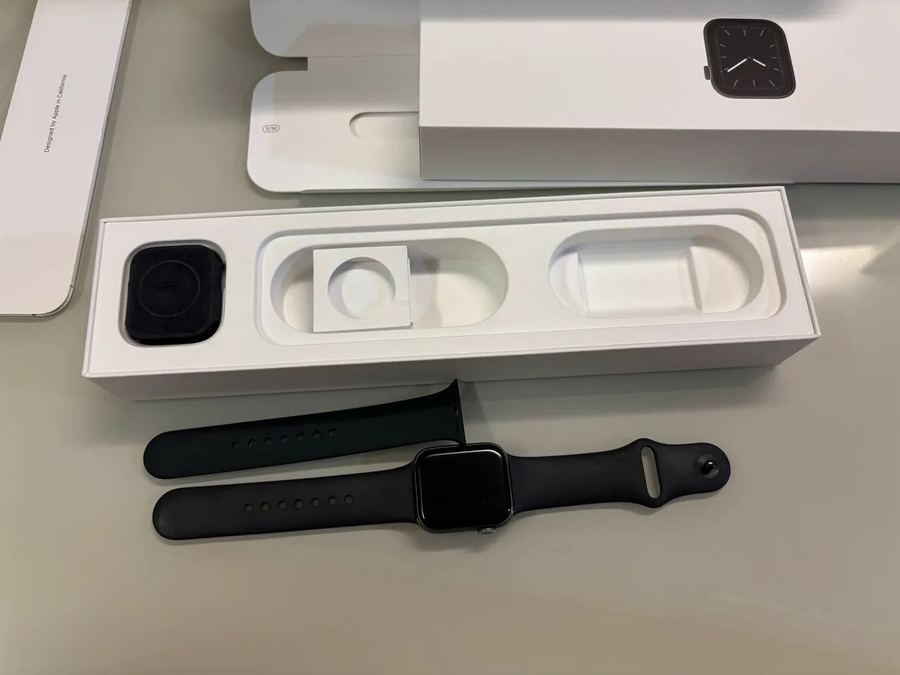 Apple Watch Series 5 40 MM Space Gray Aluminum Case Black Sport Band - Foto 3