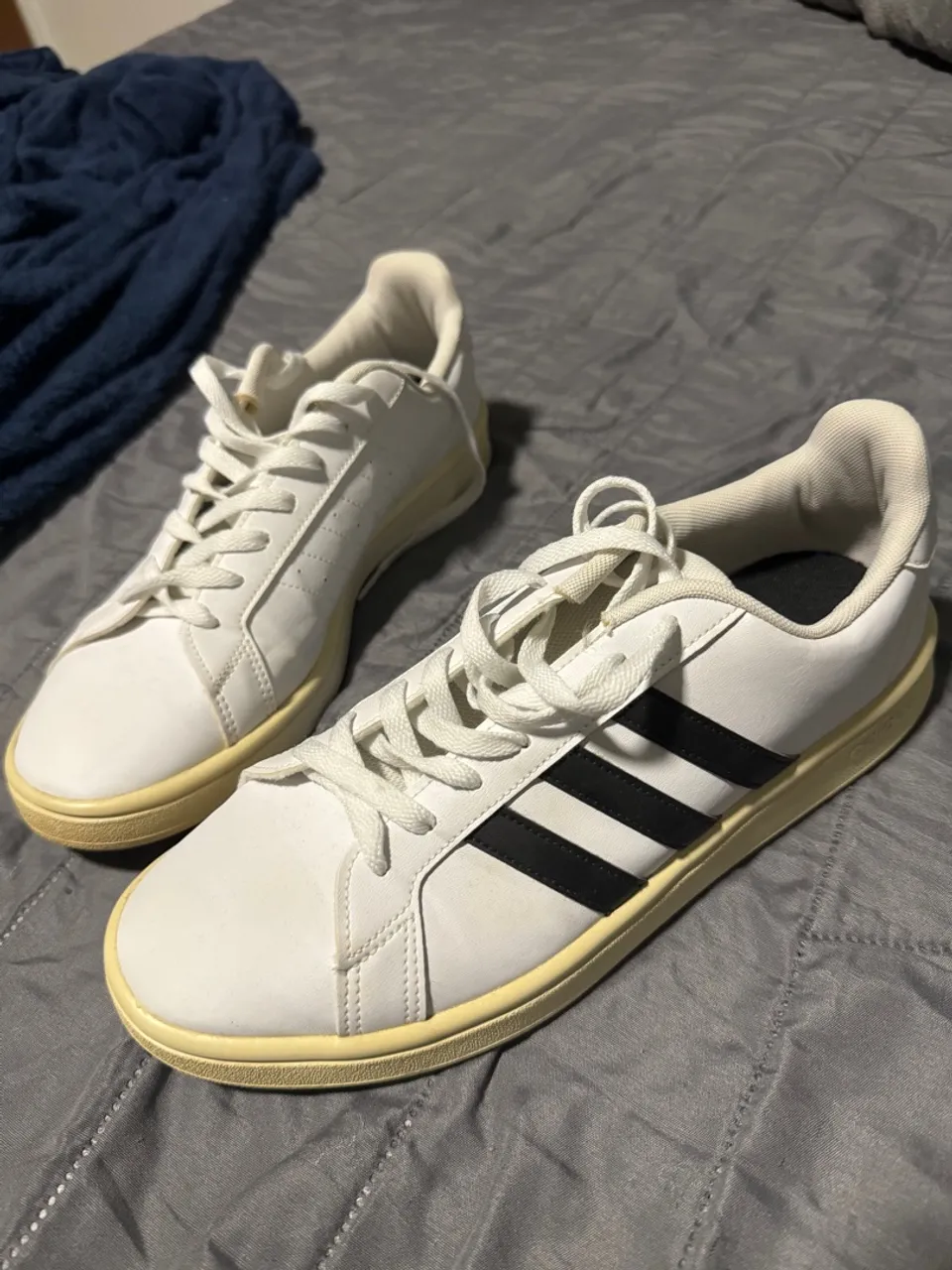 Tênis Adidas Grand Court Branco com Detalhes