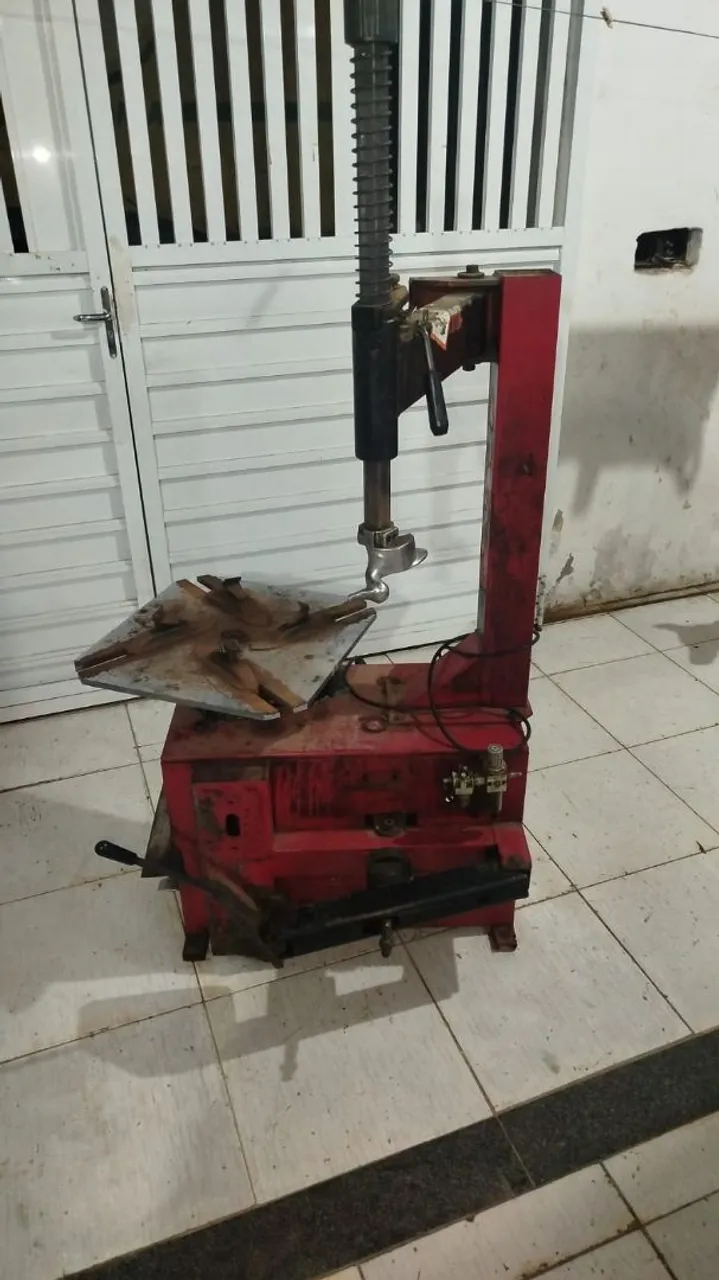 Máquina de Montar e Desmontar Pneus