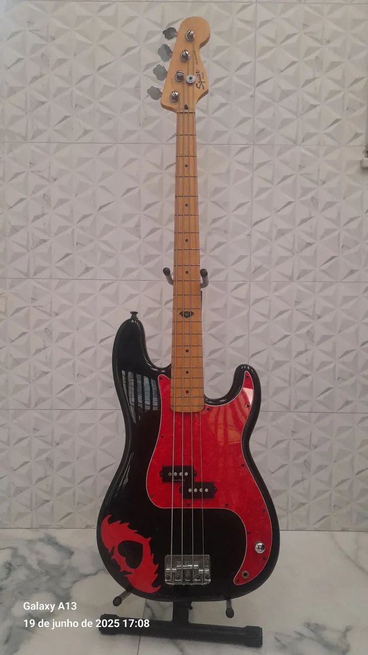 Baixo 4 Cordas Squier By Fender Signature Pete Wentz