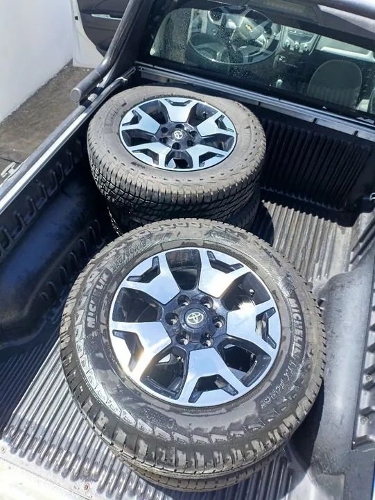 JOGO DE RODAS ARO 18 HILLUX SRX 2021 + PNEUS MICHELIN LTZ FORCE 265/60 R18.