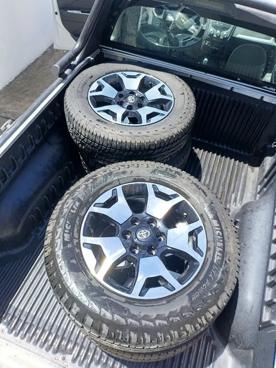 JOGO DE RODAS ARO 18 HILLUX SRX 2021 + PNEUS MICHELIN LTZ FORCE 265/60 R18.