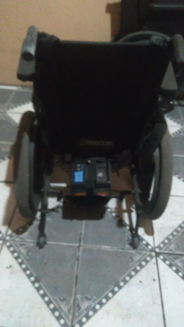 Cadeira de rodas motorizada - Foto 2