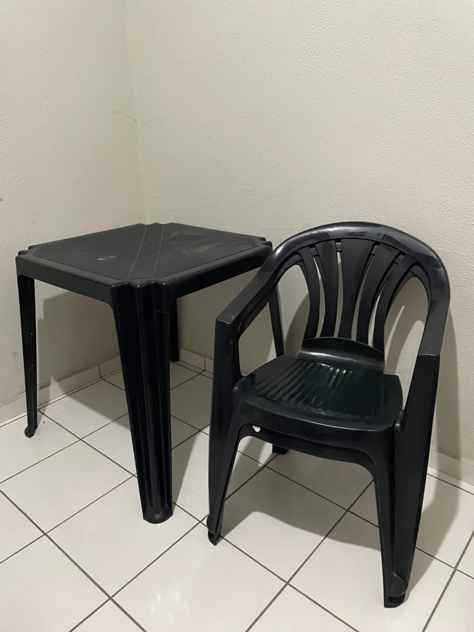 Conjunto de mesa com duas cadeiras - plástico durável