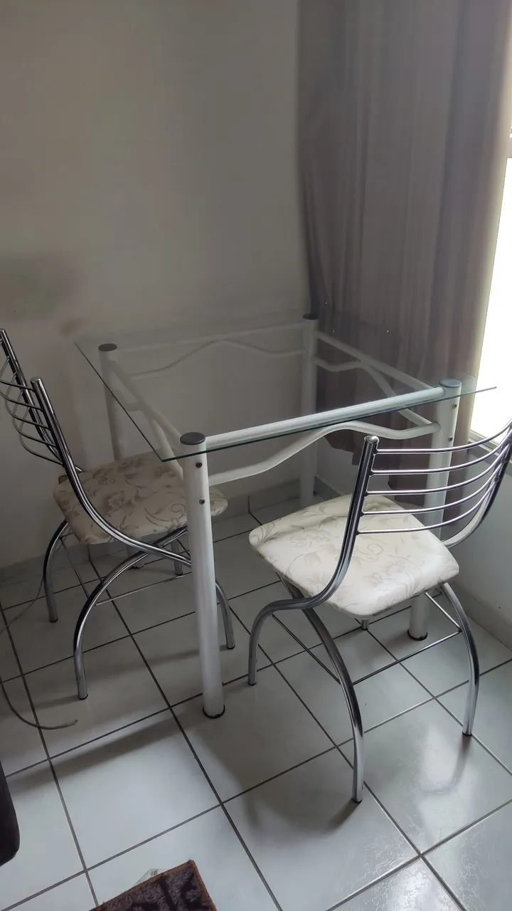 Mesa de jantar com tampo de vidro e cadeiras