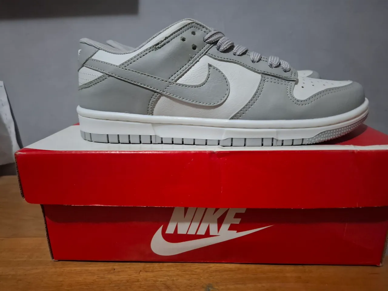 Nike Dunk Low frog (Cinza e branco)