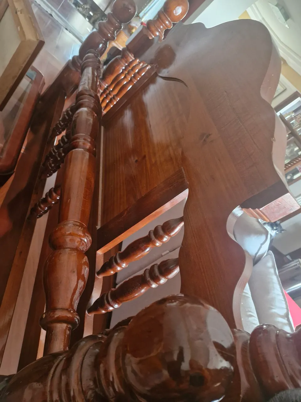 Cama de Madeira maciça com colchão e mesinhas