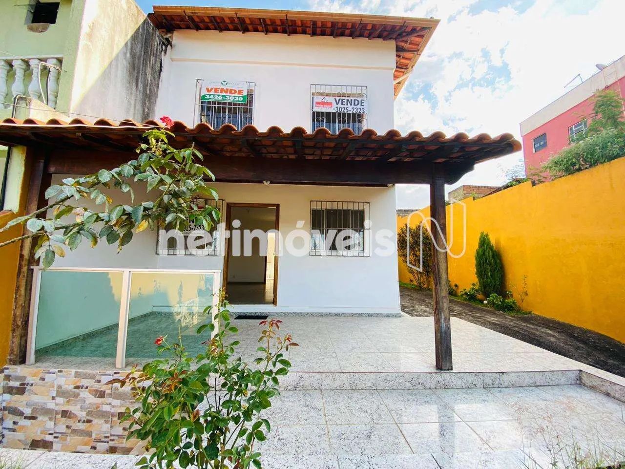 Casa 3 Quartos à Venda - Com Quintal Amplo e 5 Vagas