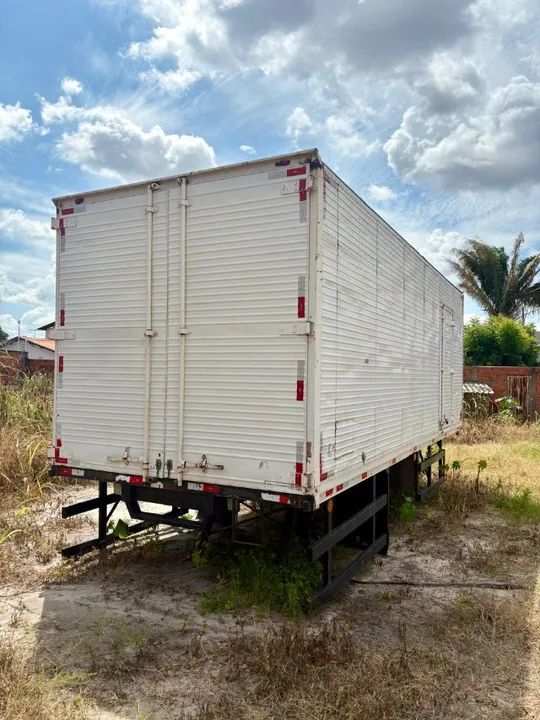 Vendo Baú Toco - 7,10m - Piso em Chapa de Ferro