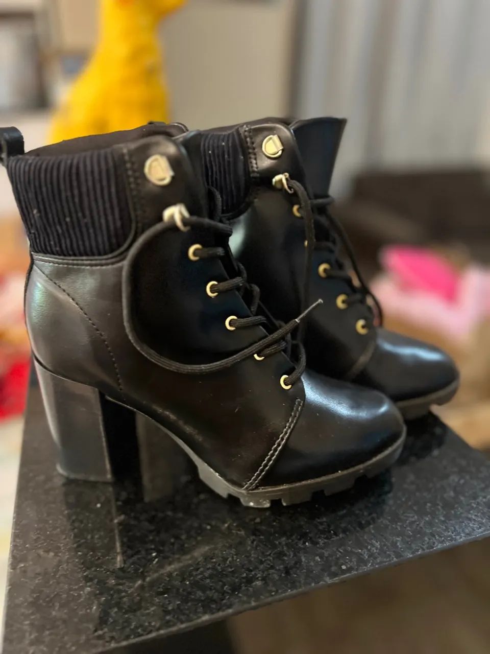 Bota coturno preta feminina com detalhes dourados - Foto 5