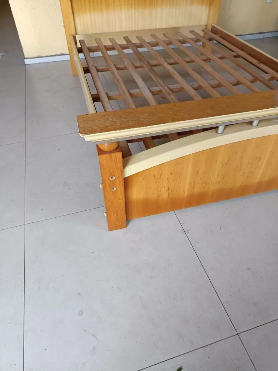 Cama de casal de madeira maciça resistente, com cabeceira e colchão de Onix