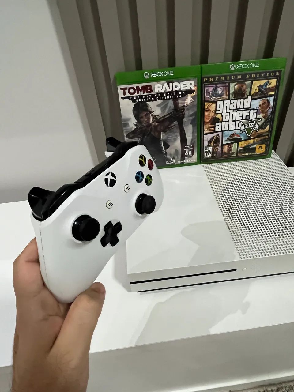 Xbox One S 1TB + GTA V + Tomb Raider | Perfeito estado