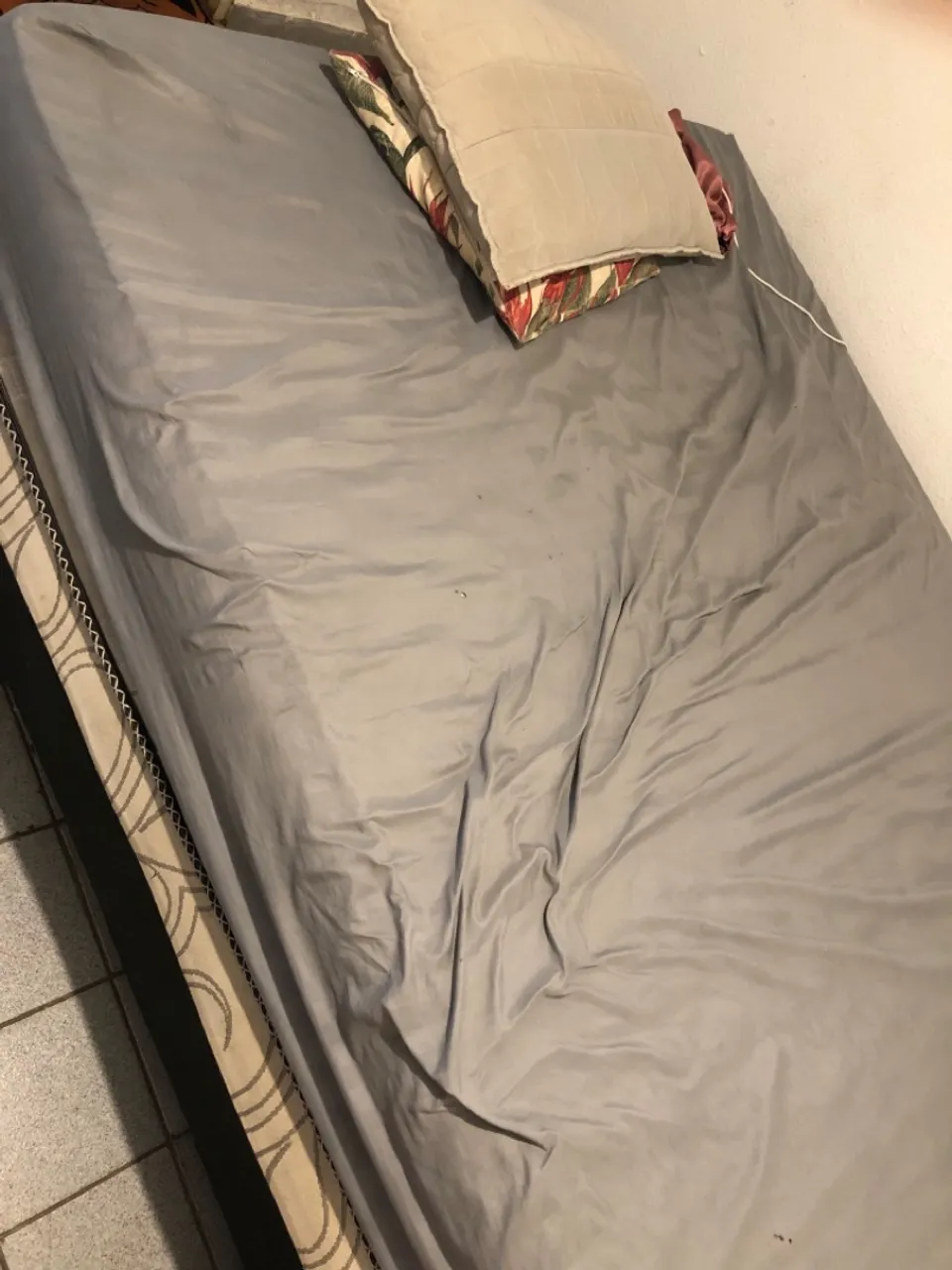 Cama de casal separadamente colchão e base
