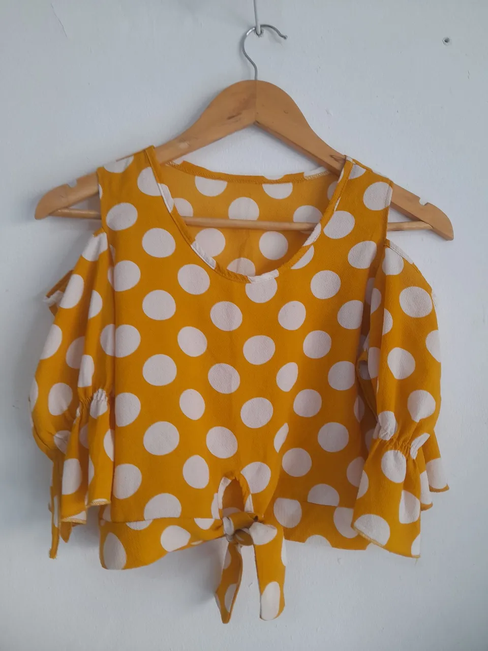 Blusa feminina amarela com bolinhas