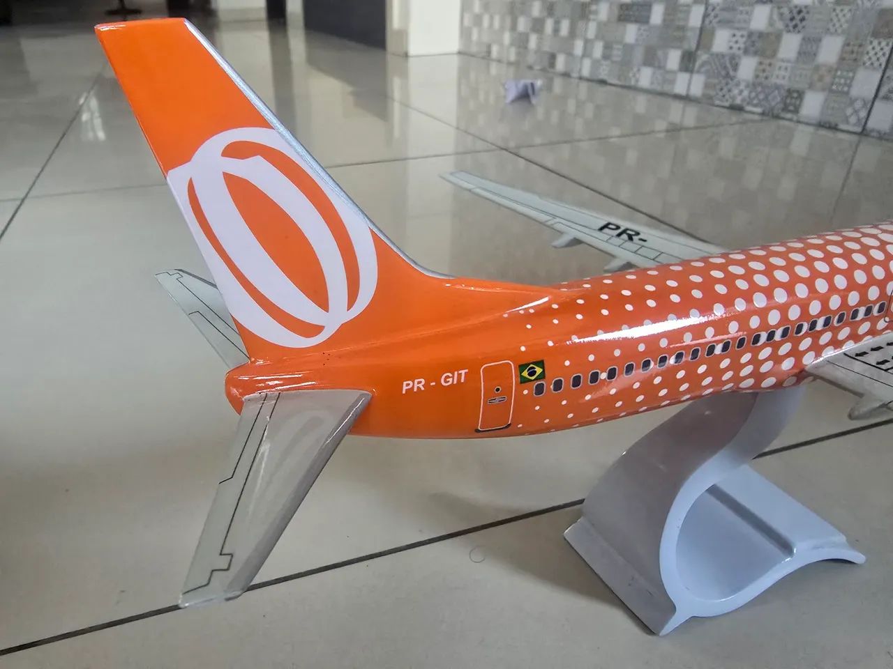 MAQUETE BOEING 737 800 GOL SMILES - Foto 4