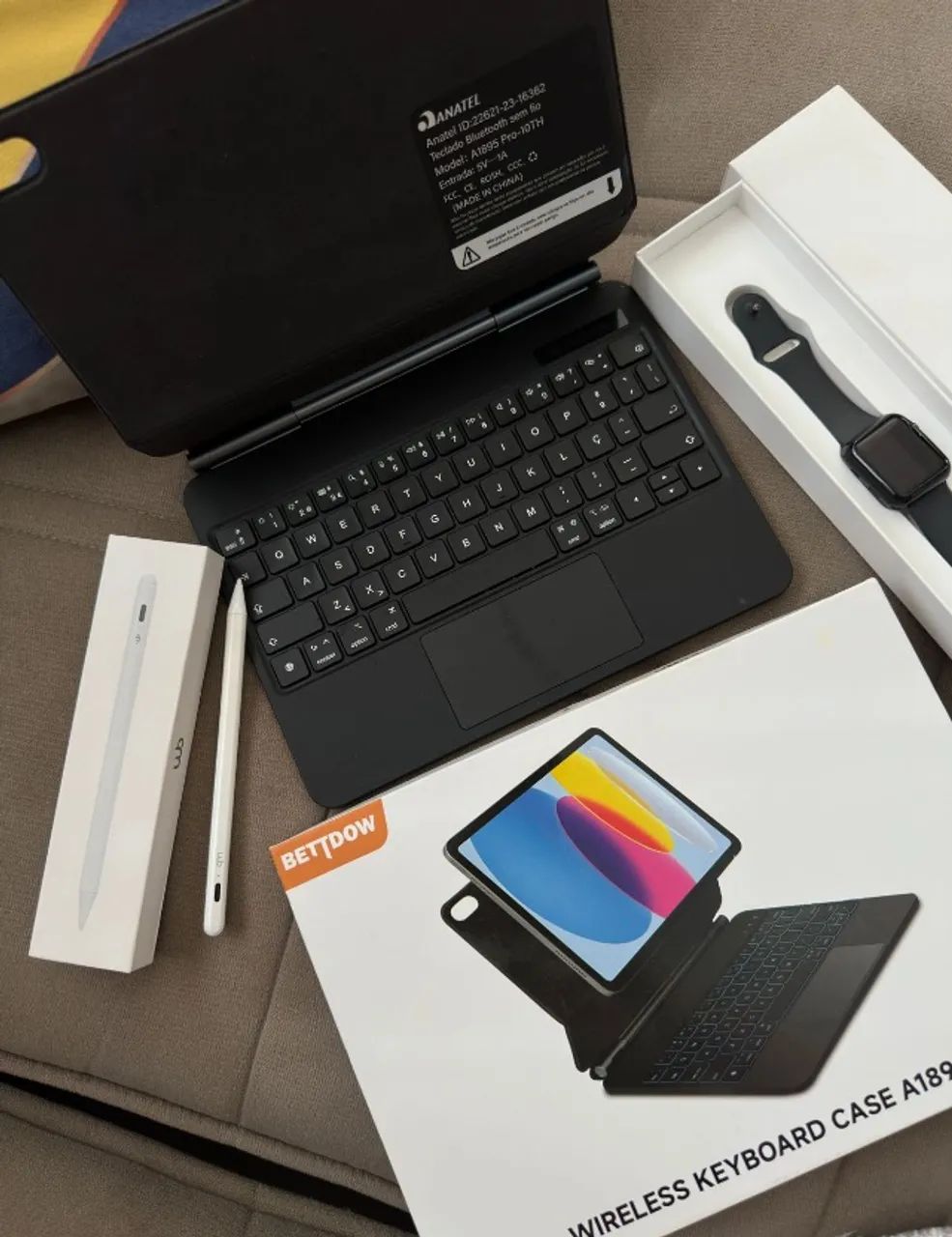 Bettdow Capa com Teclado e trackpad para iPad 10ª Geração 10.9" Polegadas, iPad (A16) 11th