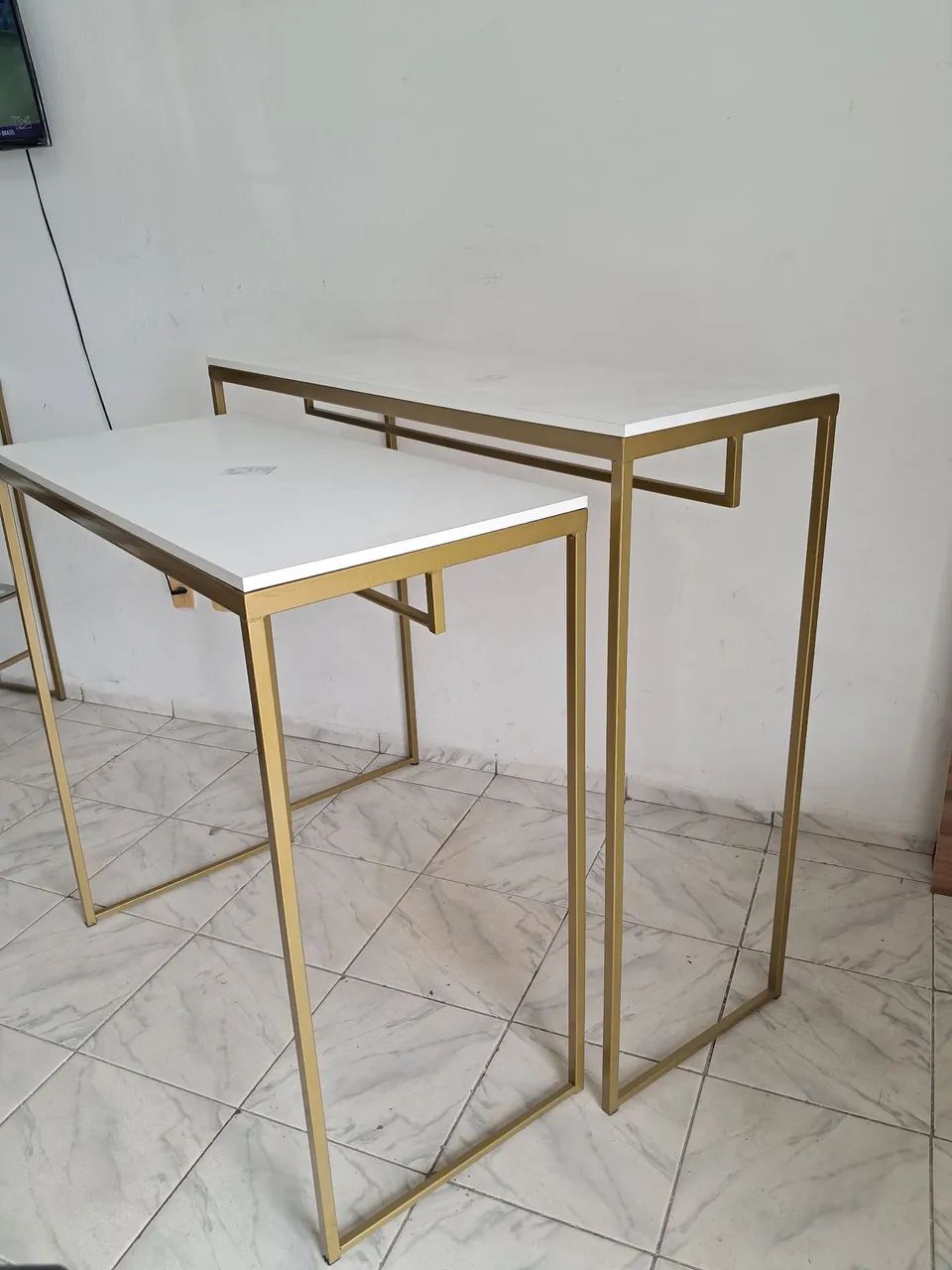 Mesa de Apoio Dourada com Tampo Branco - Foto 3