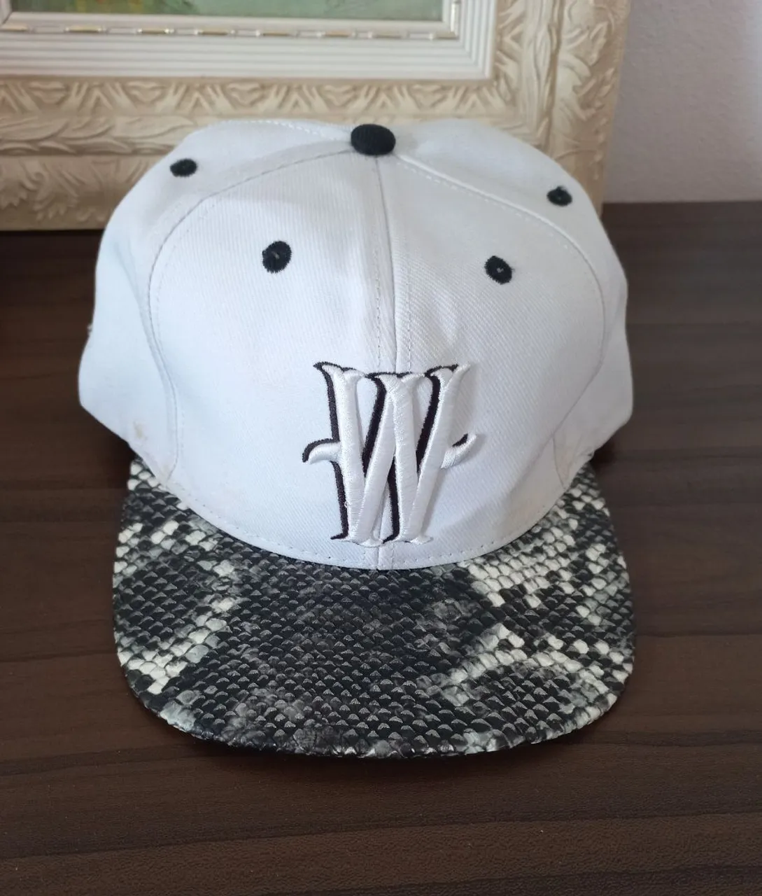 Boné Branco com Detalhes de Cobra
