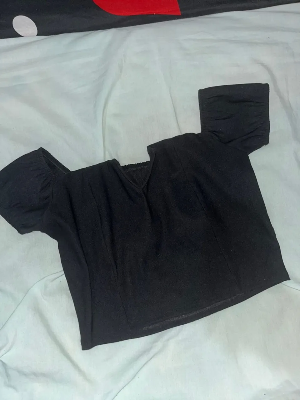 Blusa preta com mangas bufantes